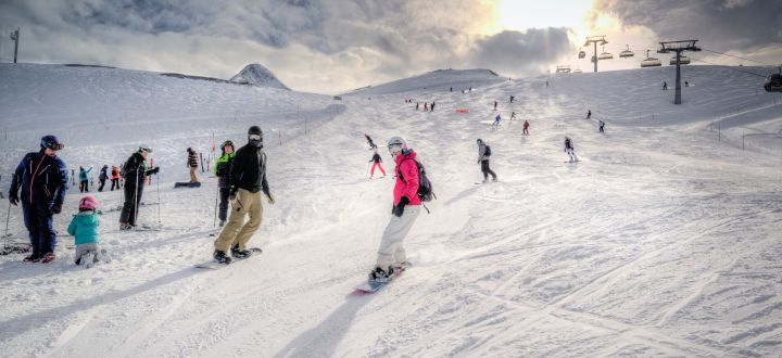 Grupowe wyjazdy na narty i snowboard — czy warto?